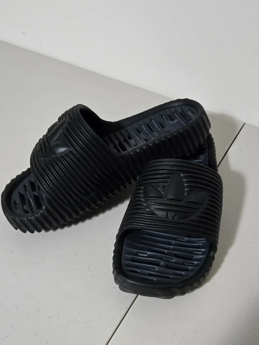 Adidas Men's Black Ribbed Slide Sandals - Lightweight Size 7-8